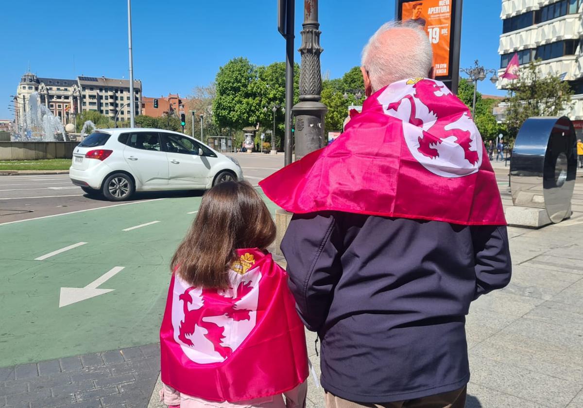 Un abuelo y su nieta acuden a la manifestación suspendida.