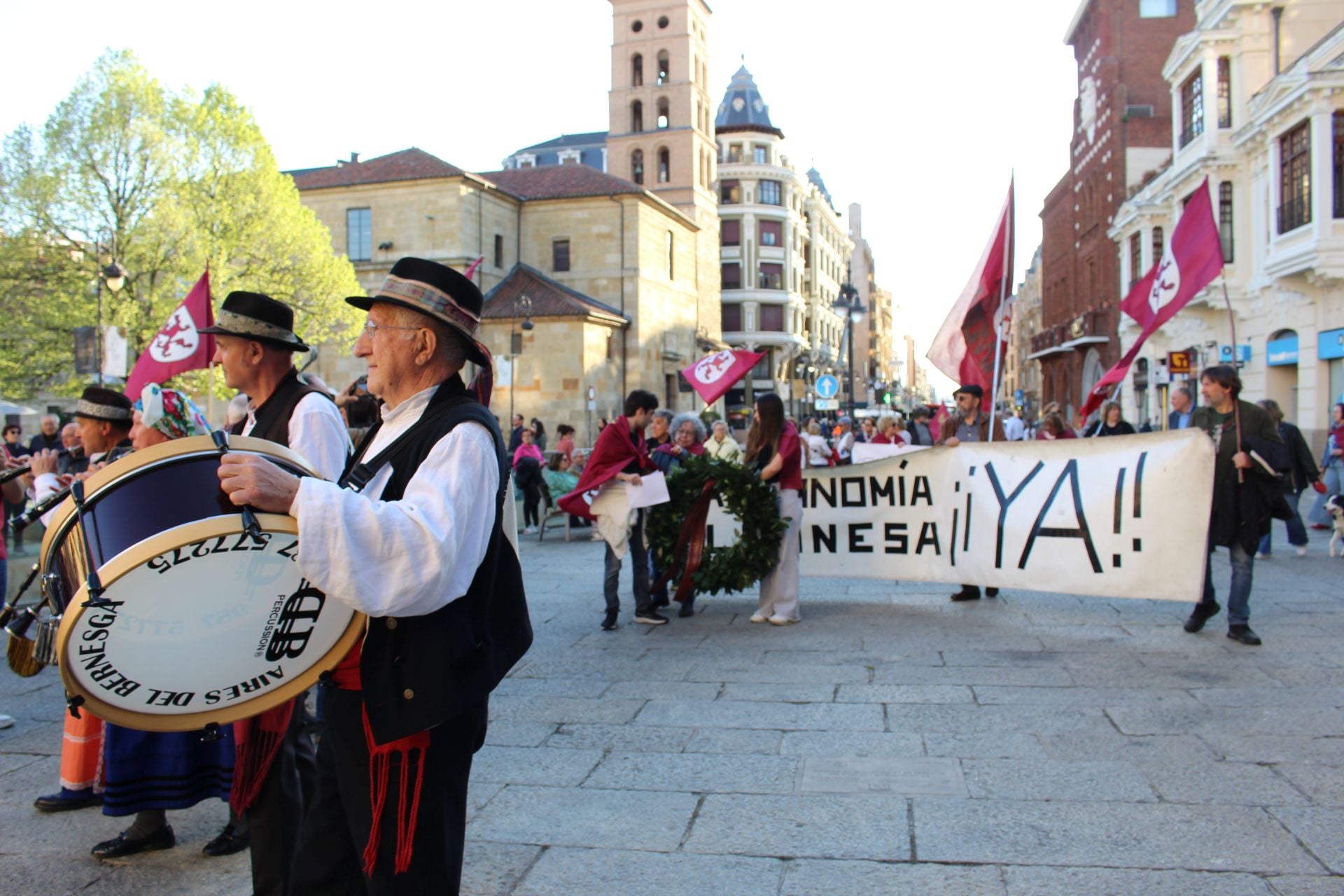Homenaje a los Héroes Leoneses
