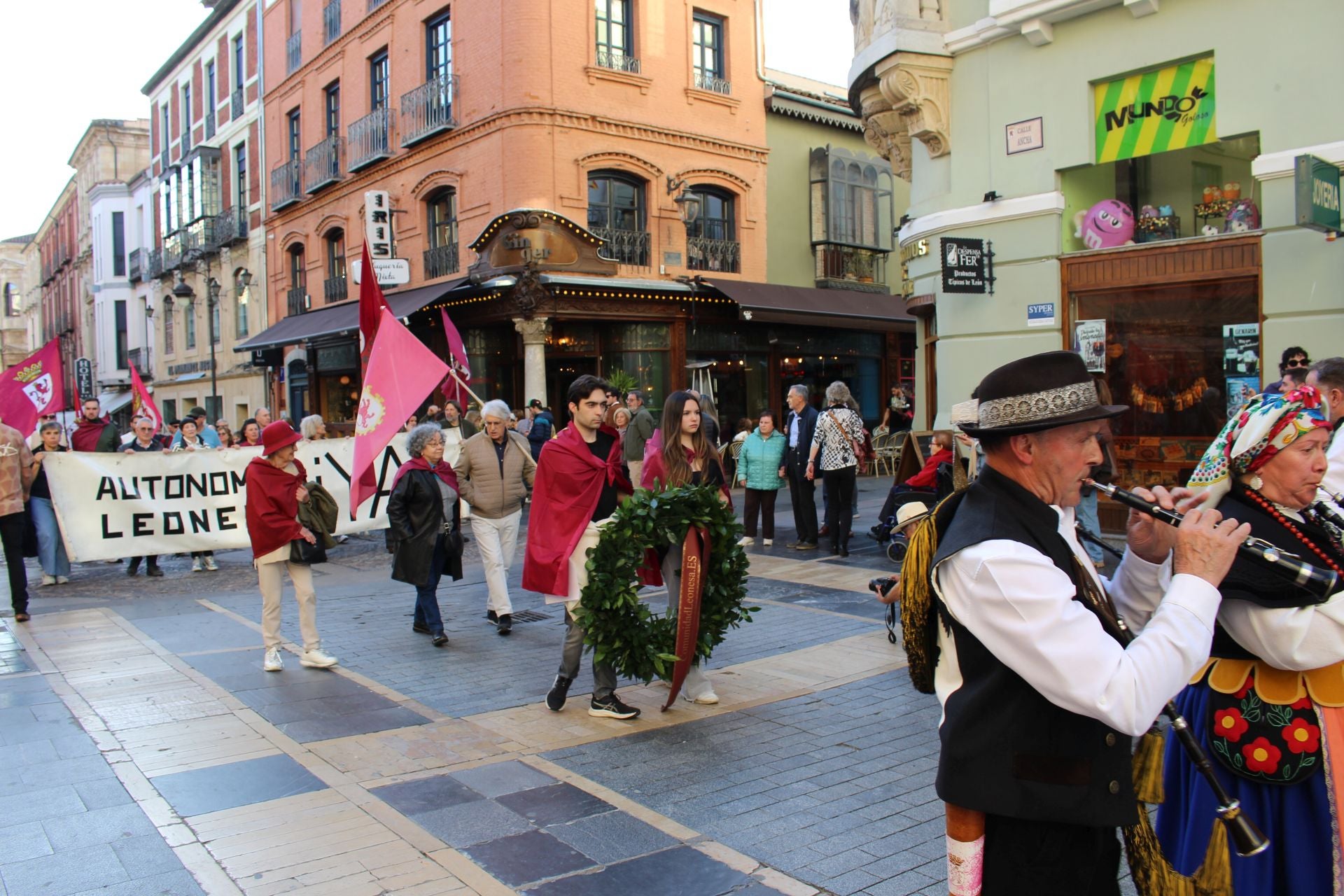 Homenaje a los Héroes Leoneses