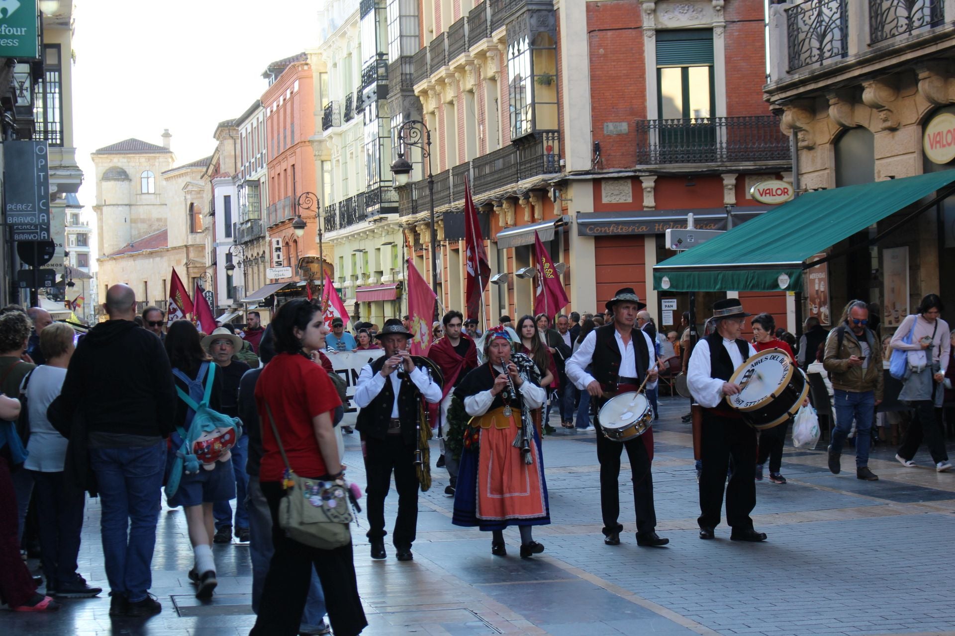 Homenaje a los Héroes Leoneses