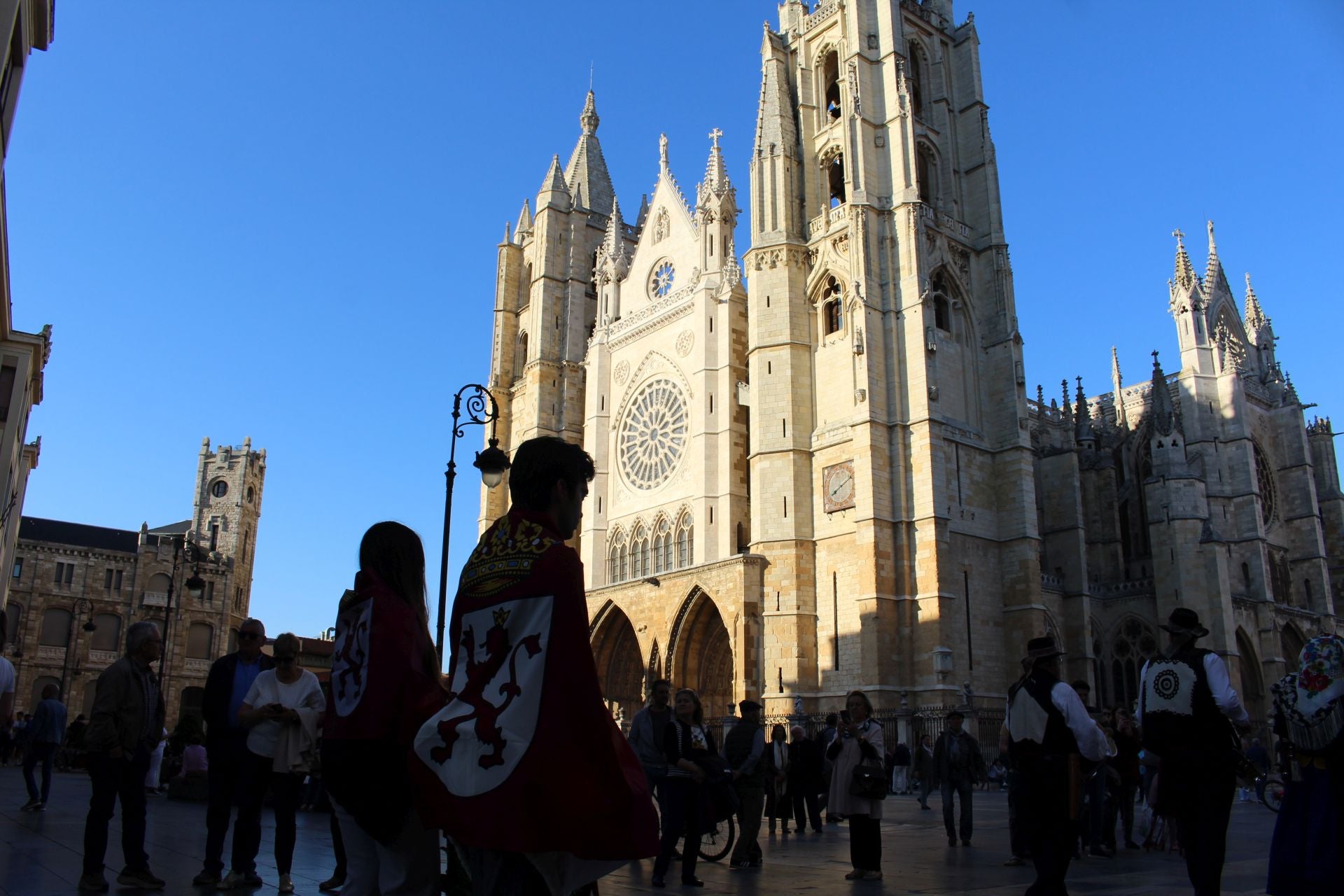 Homenaje a los Héroes Leoneses