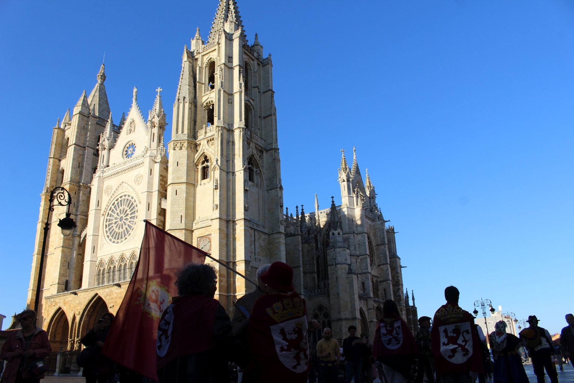 Homenaje a los Héroes Leoneses