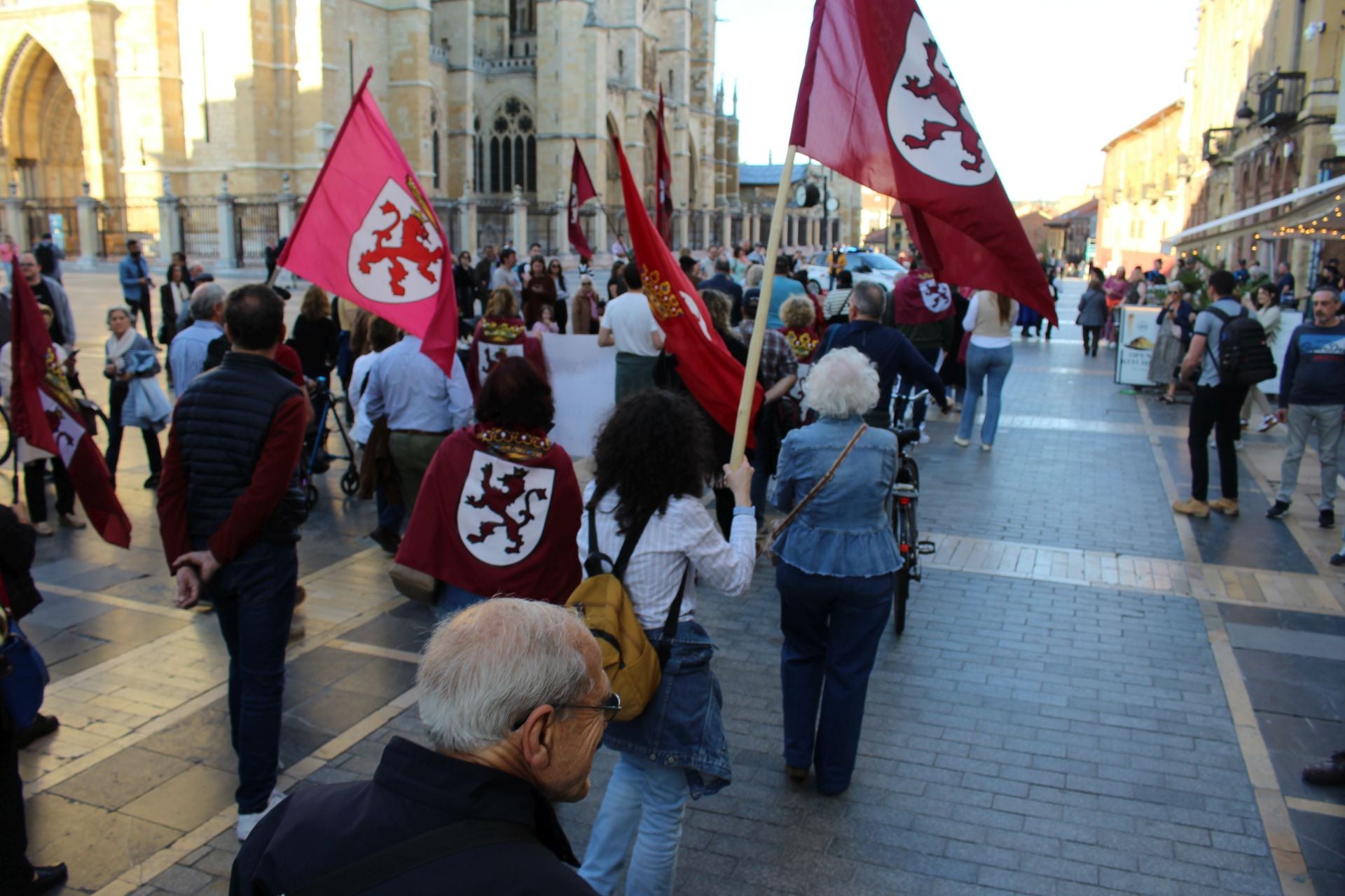 Homenaje a los Héroes Leoneses