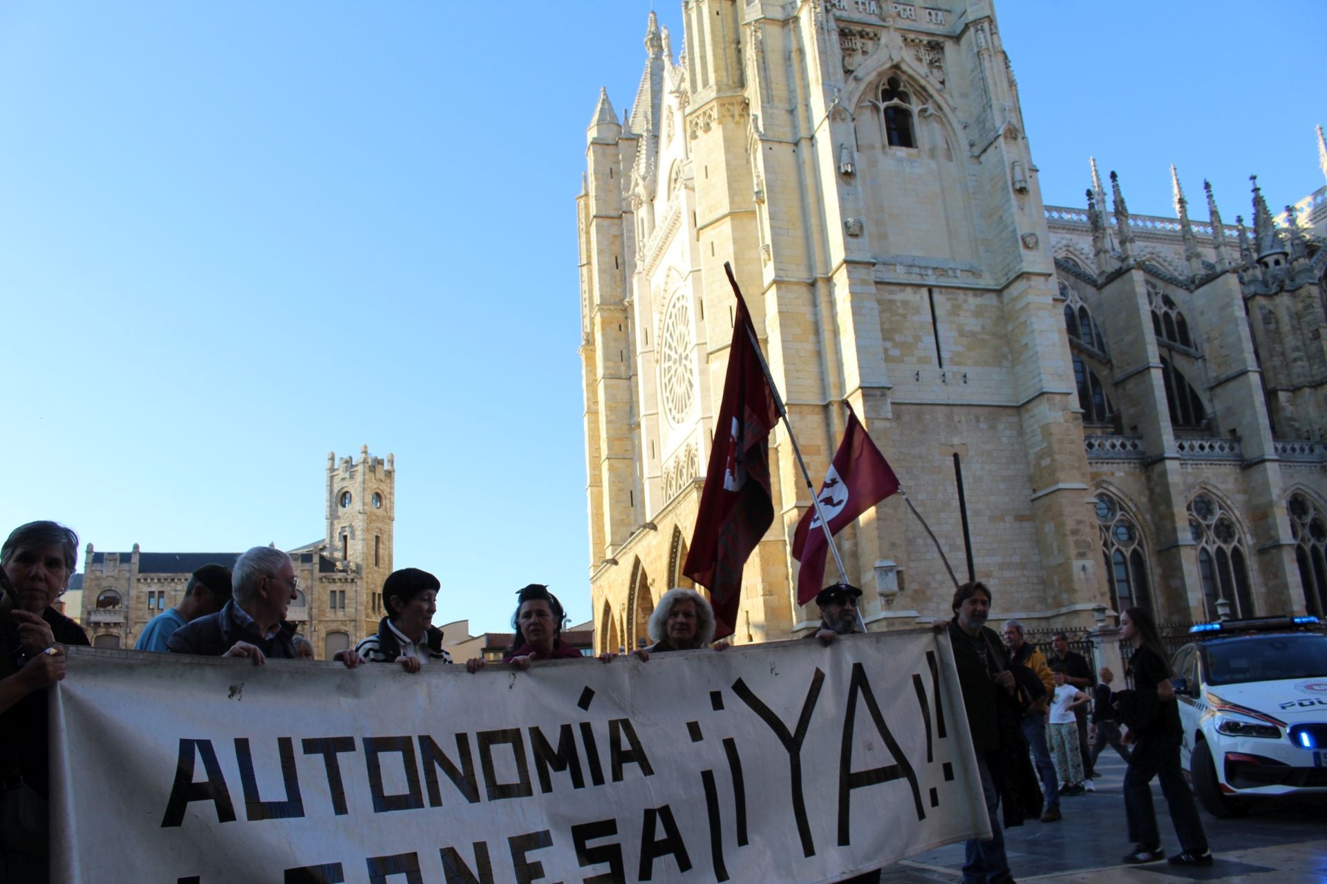 Homenaje a los Héroes Leoneses