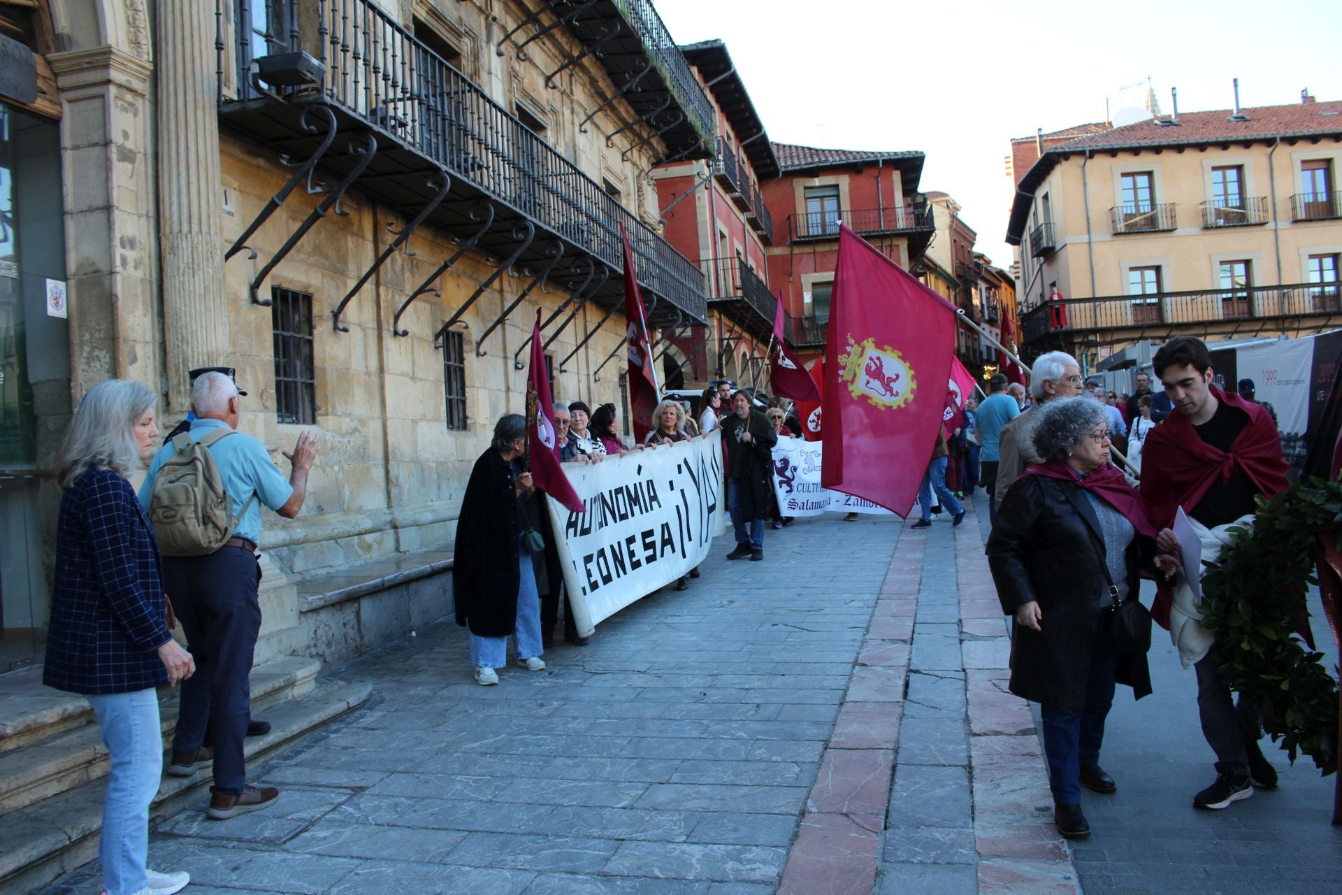 Homenaje a los Héroes Leoneses
