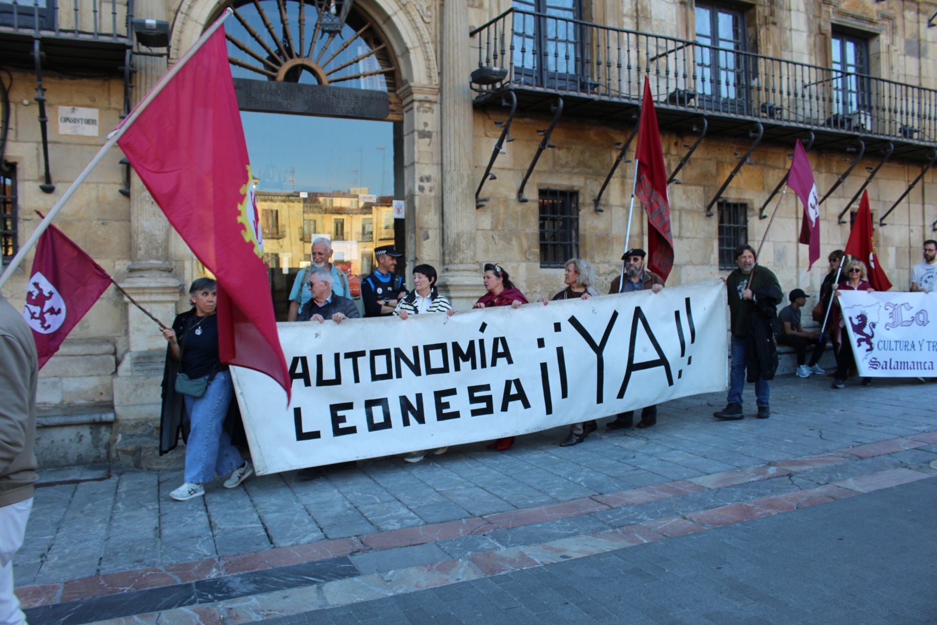 Homenaje a los Héroes Leoneses