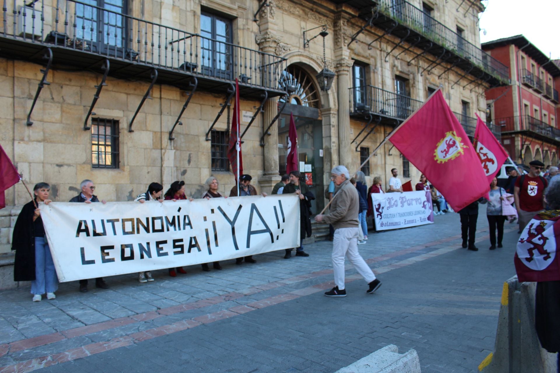 Homenaje a los Héroes Leoneses