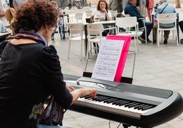 Imagen de archivo de una leonesa tocando el piano.
