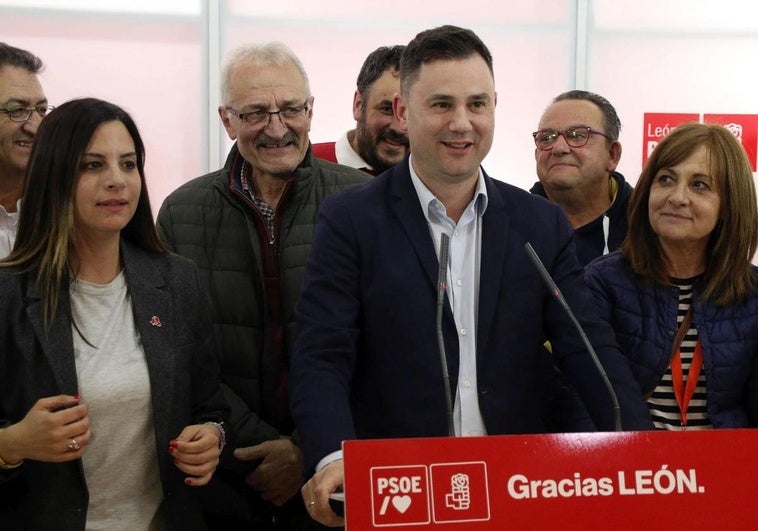 Zapatero bendice a Cendón en su cónclave socialista: «León necesita un PSOE más fuerte»