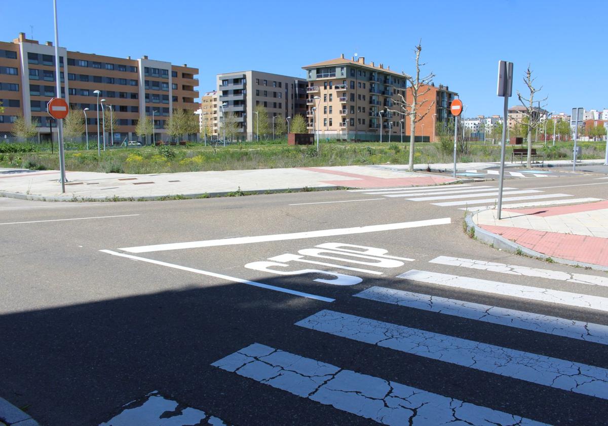 Tramo de la calle los Aluches con la nueva señalización horizontal que marca su nueva disposición.