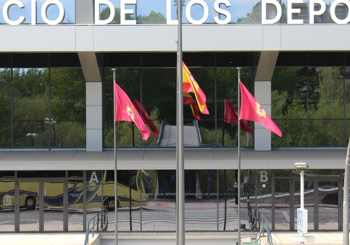 La bandera de Castilla y León desaparece del Palacio de los Deportes de León