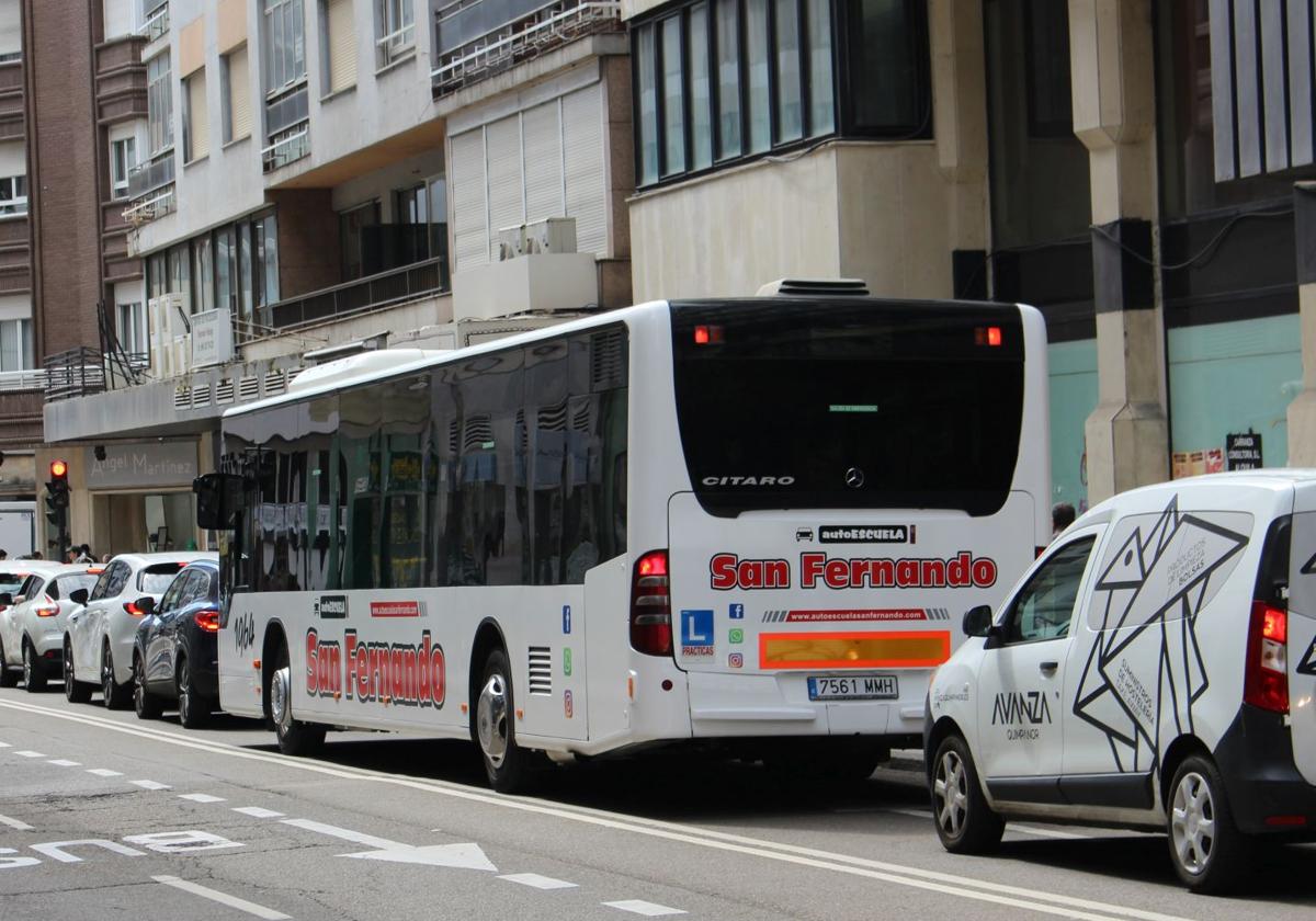 Un autobús de una autoescuela en la avenida Independencia de León.
