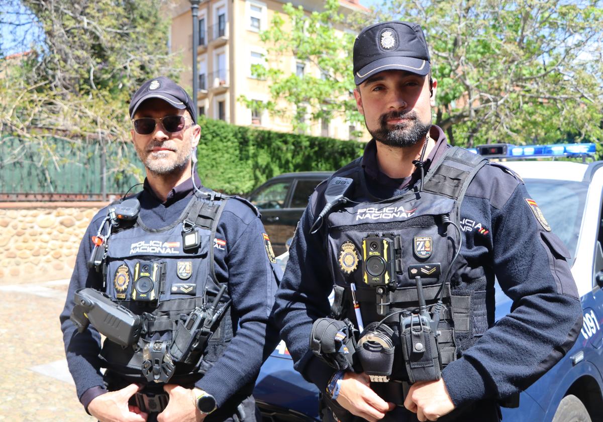 David Martínez y Álvaro Ocejo, los dos policías que dieron con los tres sospechosos.
