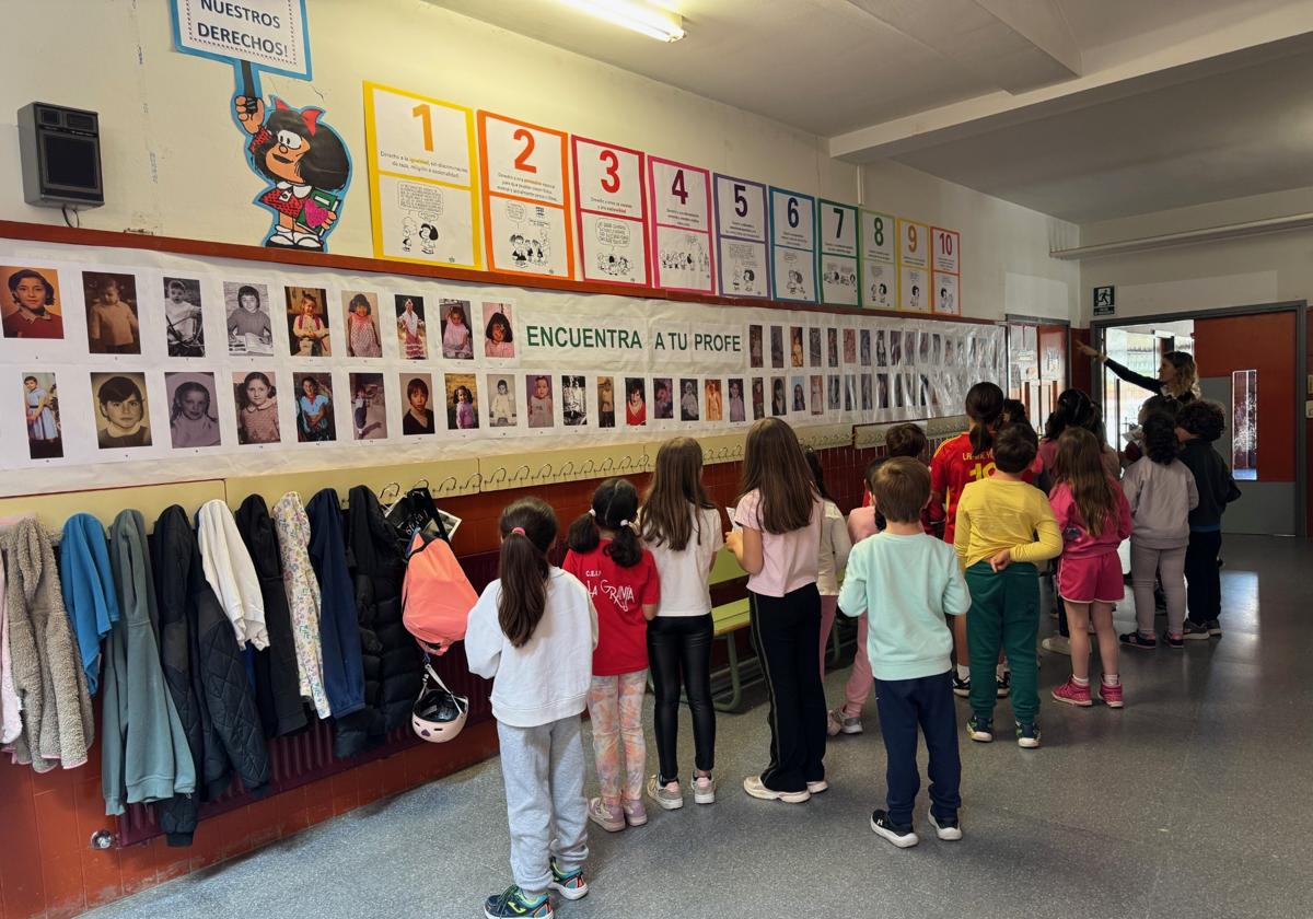 Pasillo con las fotos de los profesores.