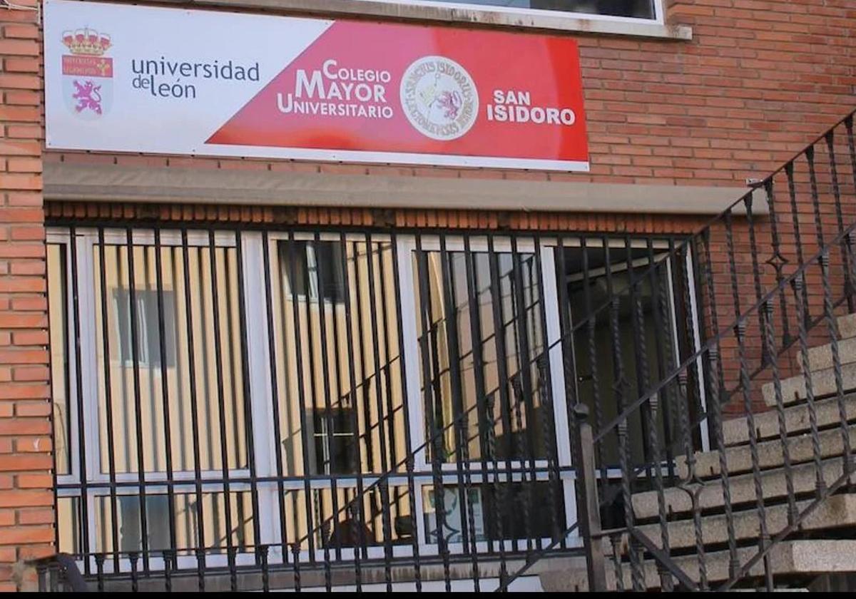 La rectora de la ULE subraya el papel del Colegio Mayor San Isidoro como «modelo educativo único»