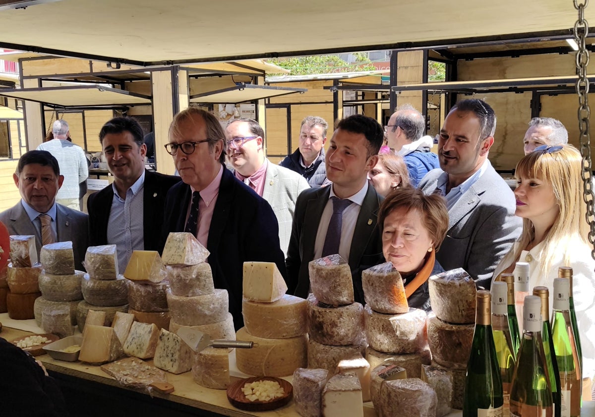 Imagen principal - Algunos de los mejores quesos de Portugal y España han estado presentes en la cuarta edición de Iberqueso