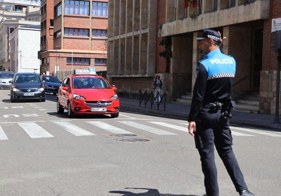 Un policía local regulando el tráfico en León