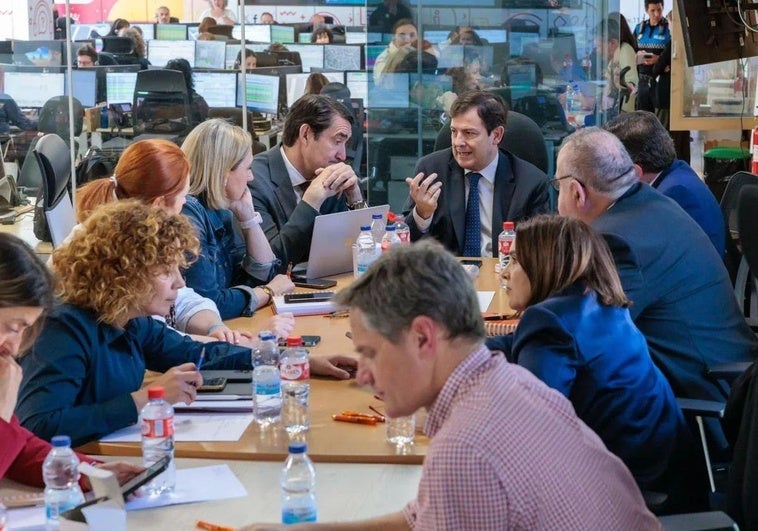 El presidente de la Junta, con el gabinete que gestiona el PLANCAL (Plan Territorial de Protección Civil de Castilla y León.