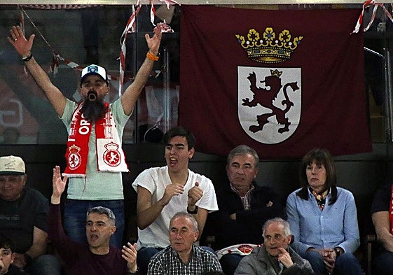 Aficionados de la Cultural en el Palacio.