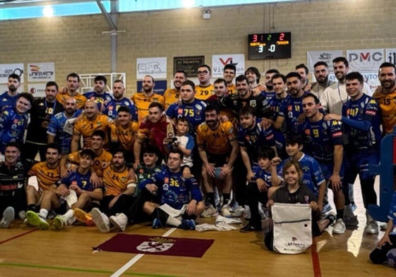 Foto de familial del Sariegos con el otro finalista, el filial de Villa de Aranda.