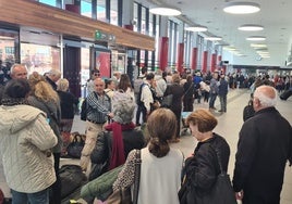 Largas colas en la estación de León el día después del apagón.