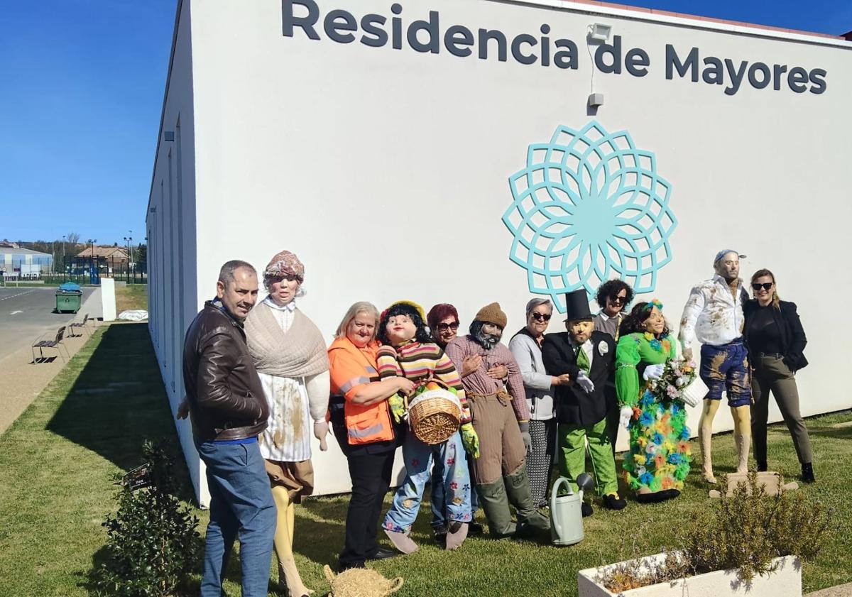 Imagen principal - La tradición leonesa de pinar los Mayos llega a los pueblos de Sariegos