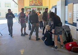 Varios peregrinos, en la recepción del albergue del monasterio de las Carbajalas de León.