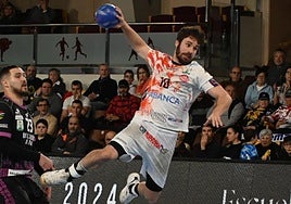 Rodrigo Pérez, en un partido con el Abanca Ademar.