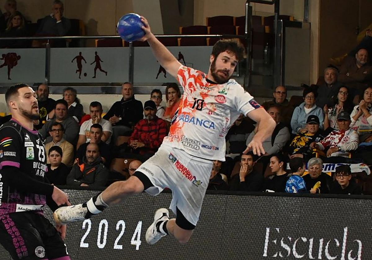 Rodrigo Pérez, en un partido con el Abanca Ademar.