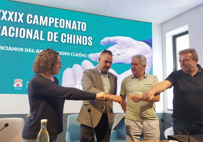En la presentación del certamen juegan a los chinos.