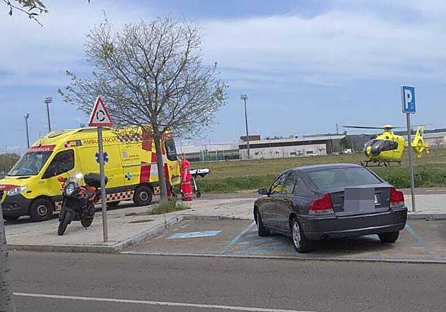 La ambulancia junto al helicóptero en la explanada de Vegazana.