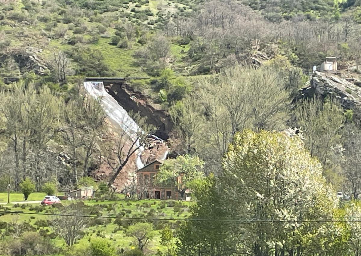 Imagen secundaria 1 - Se rompe el canal de una presa en Vegacervera y provoca un vertido al Torío
