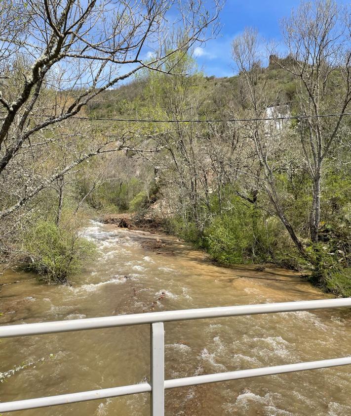 Imagen secundaria 2 - Se rompe el canal de una presa en Vegacervera y provoca un vertido al Torío