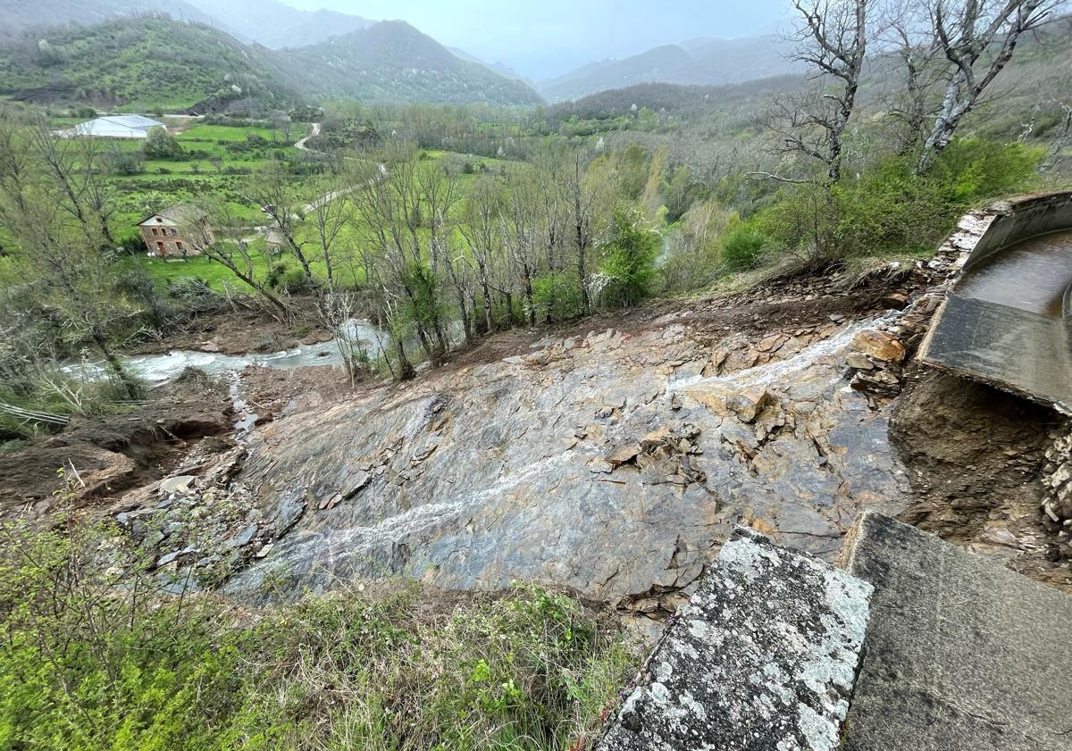Imagen principal - Se rompe el canal de una presa en Vegacervera y provoca un vertido al Torío