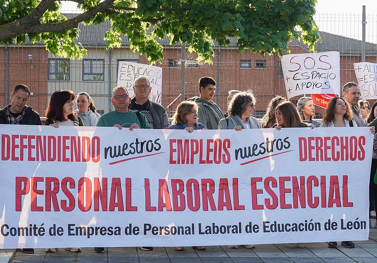 La Junta de Personal Docente y el Comité de Empresa de Educación de León se concentra para denunciar la situación del Colegio de Educación Especial Nuestra Señora del Sagrado Corazón de León.