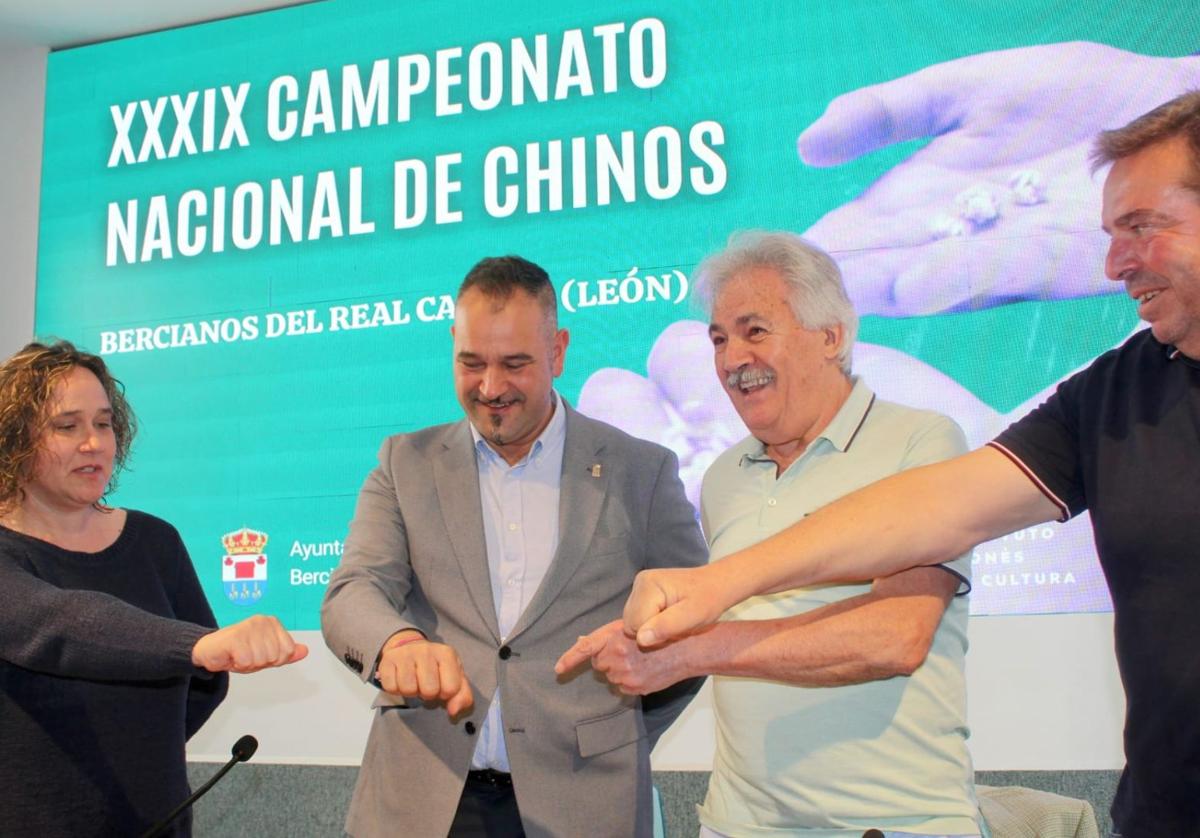 Juegan a los chinos en la presentación del campeonato.