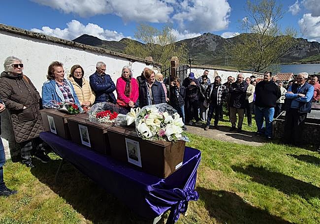Entierro en Casares de Arbás de siete de las víctimas del franquismo exhumadas a finales de abril.