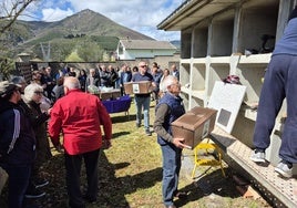 Entierro en Villamanín de siete de las víctimas del franquismo exhumadas a finales de abril.