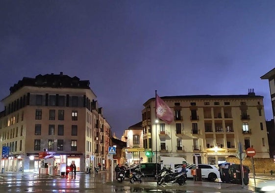 El cielo de León se ilumina con un rayo la noche del pasado miércoles 30 de abril.