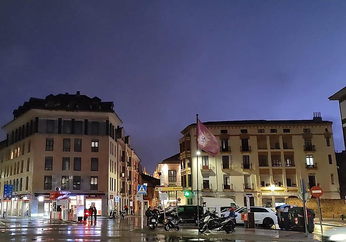 El cielo de León se ilumina con un rayo la noche del pasado miércoles 30 de abril.