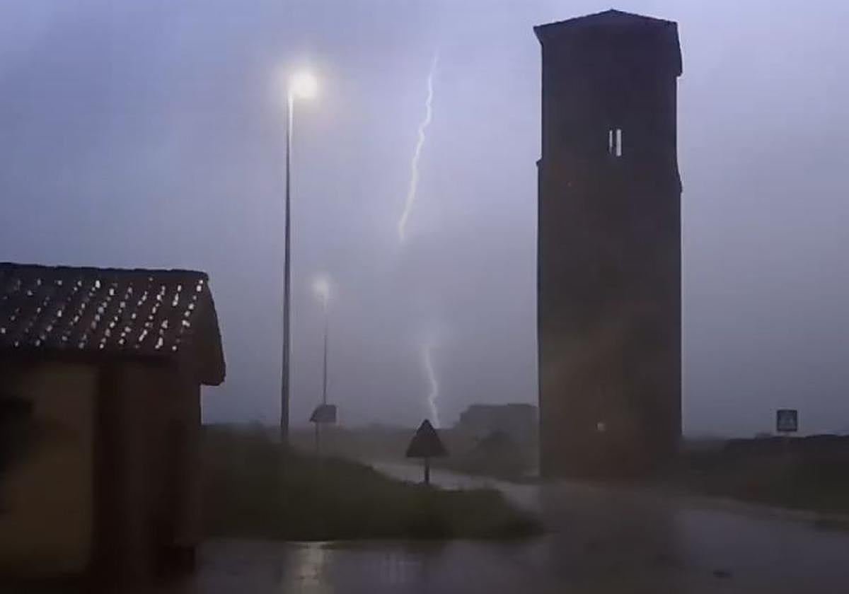 Los efectos de la tormenta que sacudió León: árboles caídos y pueblos sin luz