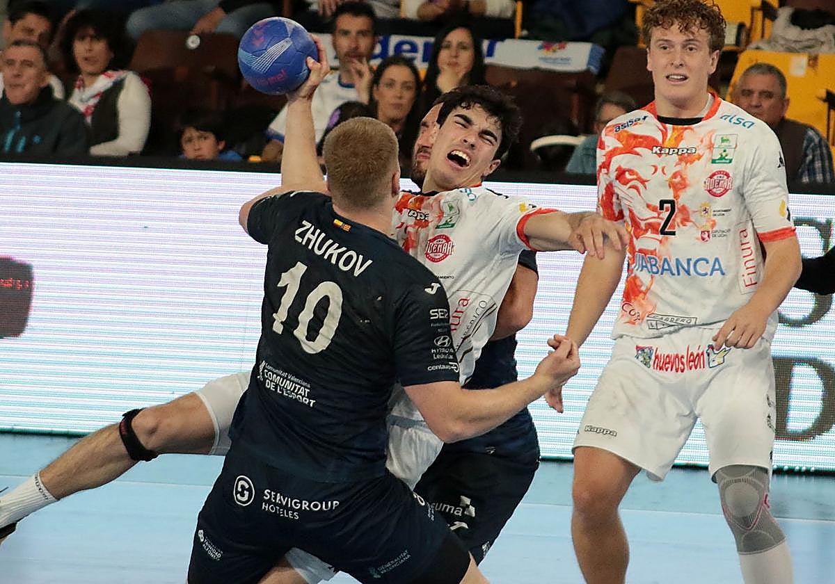 Javi Miñambres, en una acción del partido.