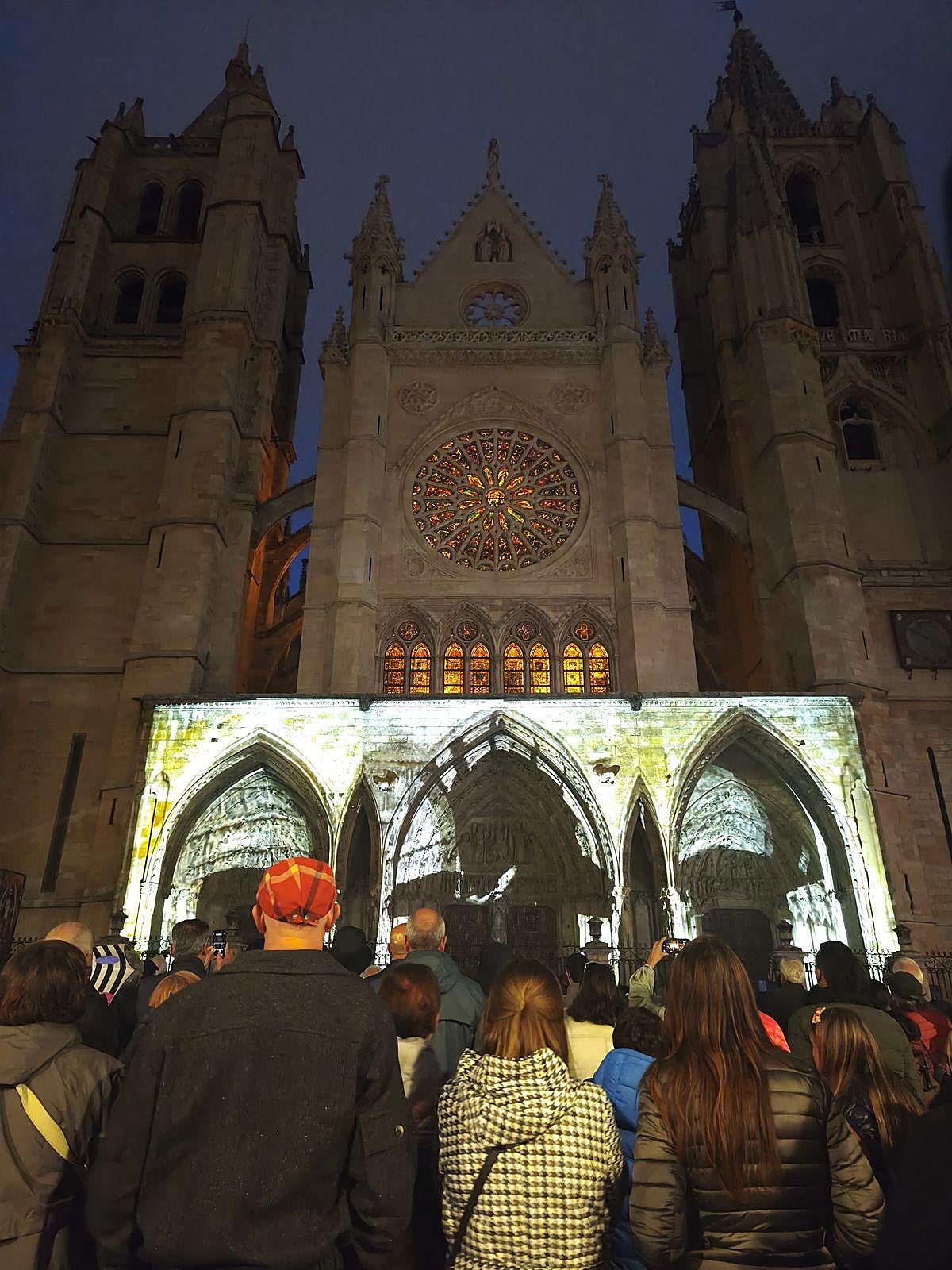 La Catedral de León recupera su pigmentación original durante 14 minutos