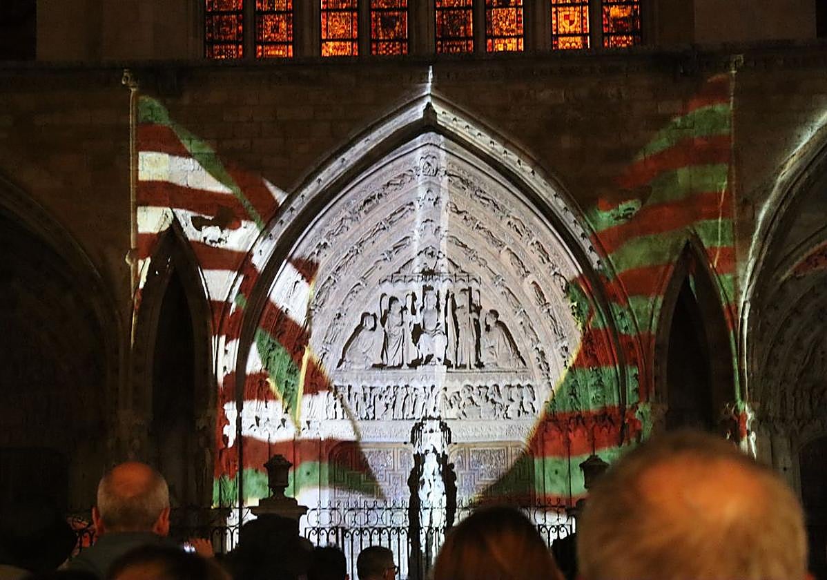 La Catedral de León recupera su pigmentación original durante 14 minutos