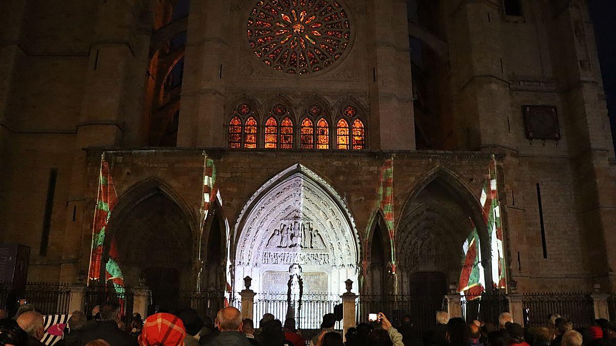 La Catedral de León recupera su pigmentación original durante 14 minutos
