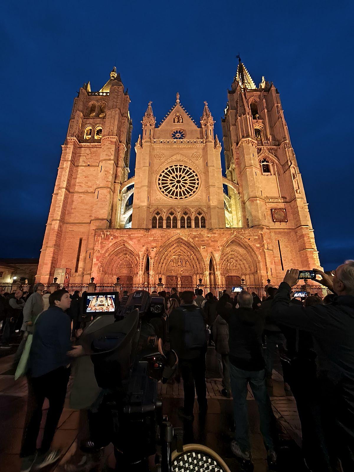 La Catedral de León recupera su pigmentación original durante 14 minutos