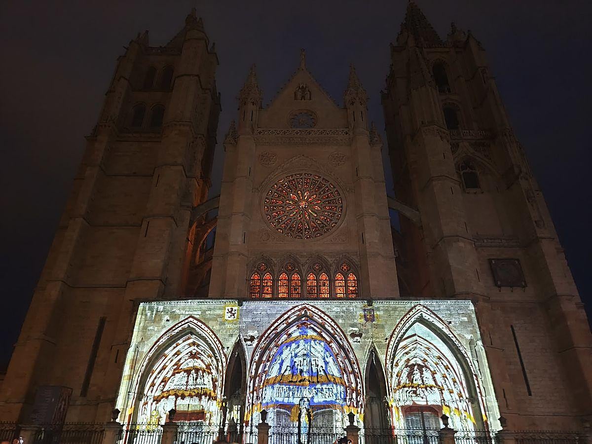 La Catedral de León recupera su pigmentación original durante 14 minutos