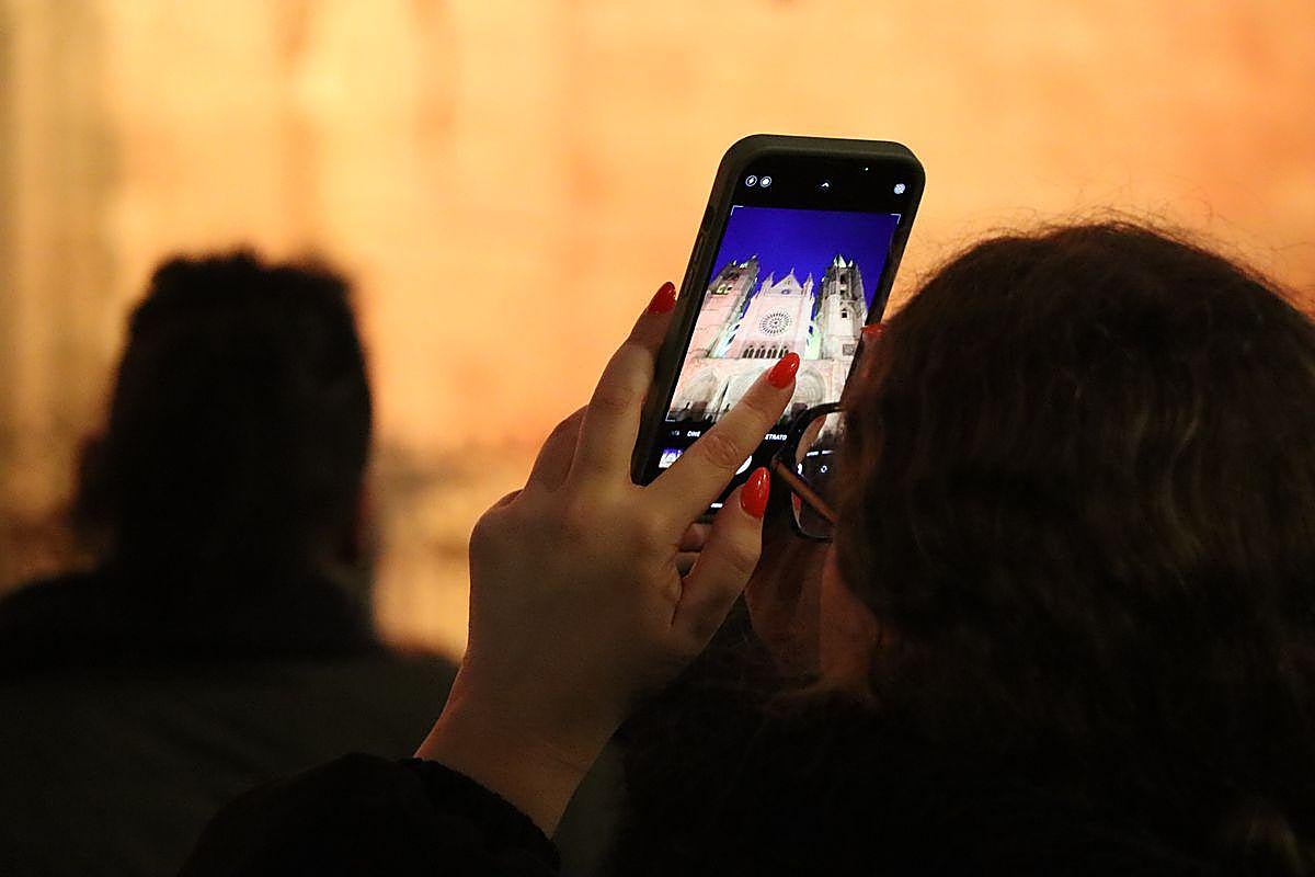 La Catedral de León recupera su pigmentación original durante 14 minutos