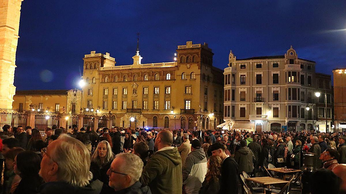 La Catedral de León recupera su pigmentación original durante 14 minutos