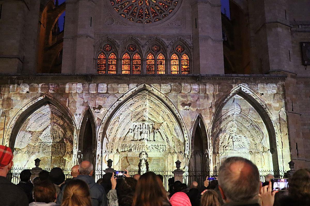 La Catedral de León recupera su pigmentación original durante 14 minutos